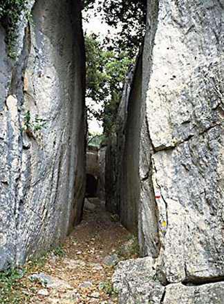  Mons Roman Aqueduct photo monsAqueduct.jpg (37 k)