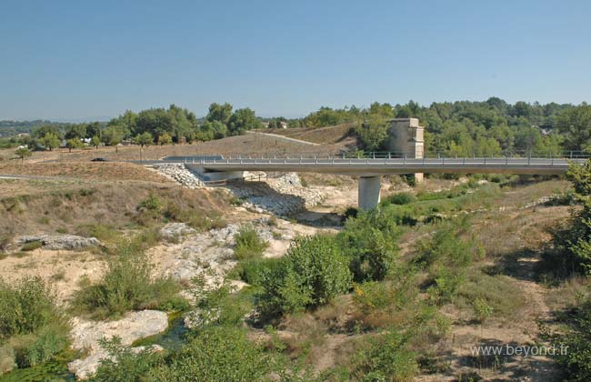  Pont Julien photo pontjulien0006b.jpg (48 k)