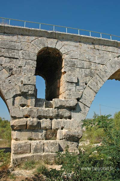  Pont Julien photo pontjulien0014b.jpg (51 k)