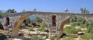  Pont Julien photo pontjulien096s.jpg (9 k)