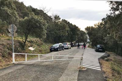 Roadside parking for visiting Barry Troglodyte