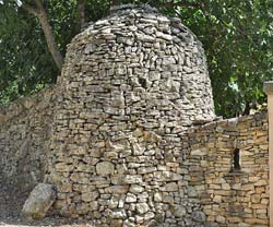 Gate-wall capitelle at the Mas