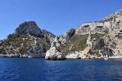 Sugiton calanque, Le Torpilleur rock islet