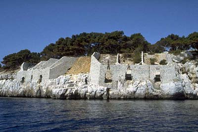 Loading structure for quarry stones on