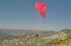 Parasailer near St Andre-les-Alpes