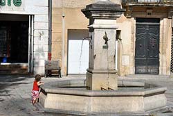The central fountain and a short