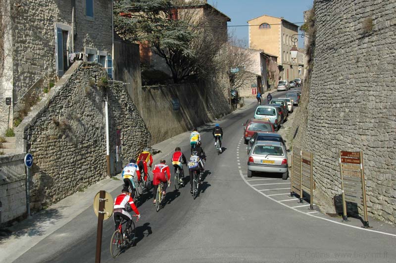  Bonnieux photo bonnieux-cyclists0004b.jpg