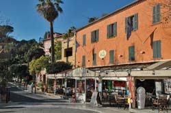 Shops and terrace café-restaurants in