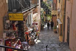 The narrow <i>Rue Rompi Cuou