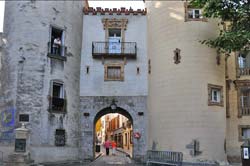 Watcher and walkers at Céret's Medieval