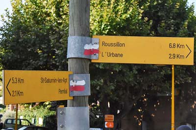 Hiking signpost in Gargas with Grande