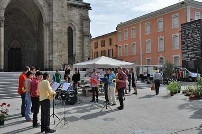 Young musicians with a free concert
