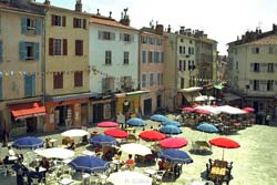 Terrace caf&eacute;-restaurants in the main