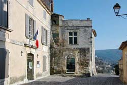 M&eacute;nerbes town hall (<i>Mairie</i