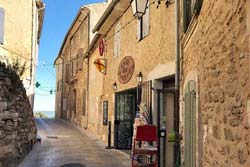 This Caf&eacute; du Progr&egrave;s in M&eacute;nerbes