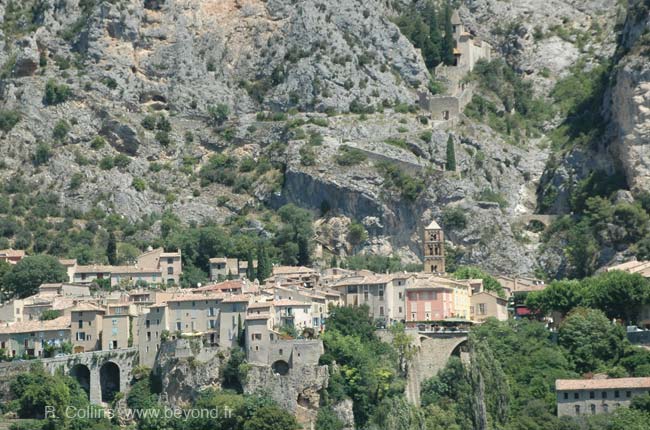  Moustiers-Sainte-Marie photo moustiers0100b.jpg