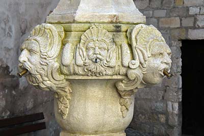Fountain du Gigot, 18th-c, Tour
