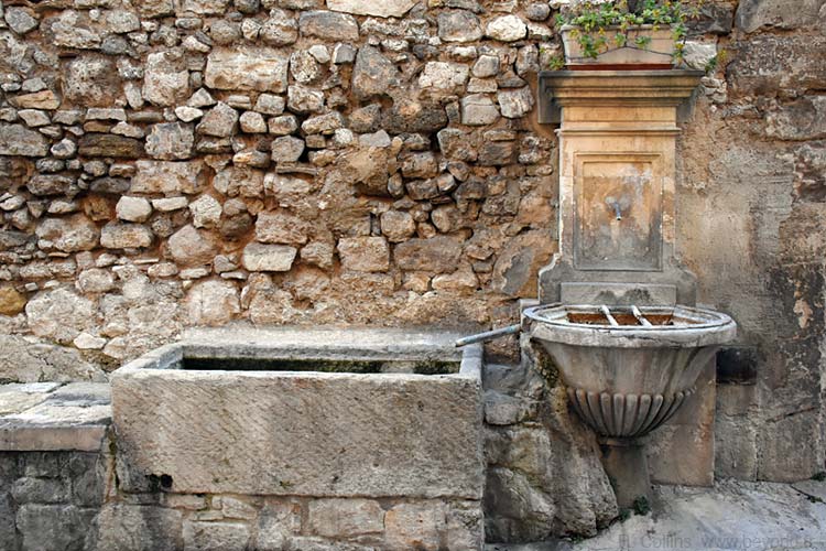  Pernes-les-Fontaines Fountains photo pernes-fontaines0363b.jpg