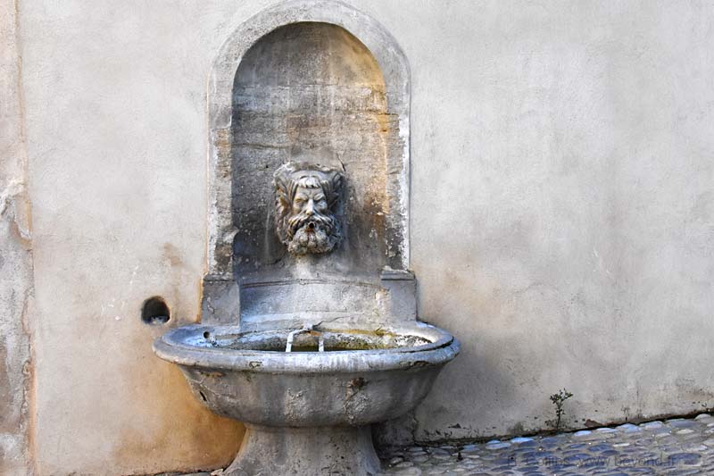  Pernes-les-Fontaines Fountains photo pernes-fontaines0510b.jpg