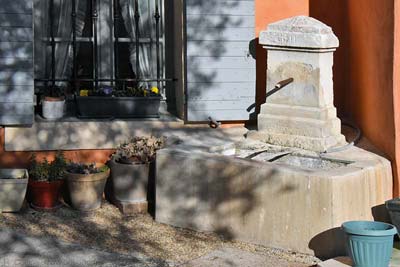 Rue des Tourelles fountain in front