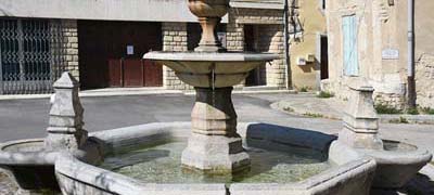 Cours de la R&eacute;publique fountain, stripped