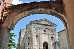 12th-century Prieuré Saint-Pierre, Place