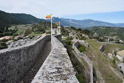 Ridge walkway, <i>Chemin de ronde