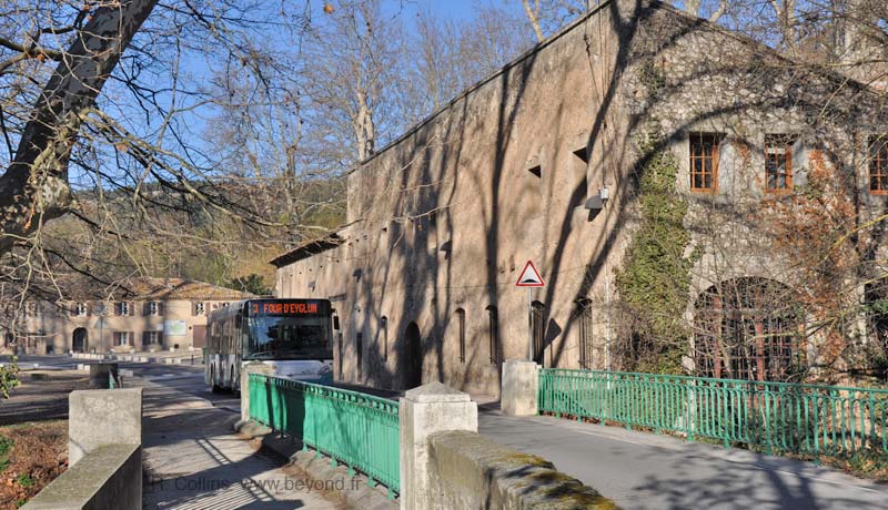  Tholonet photo tholonet-bus0005b.jpg